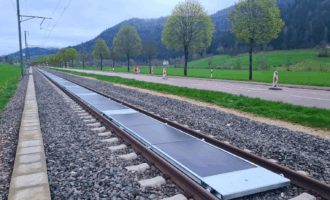 panneaux photovoltaïques rails