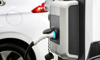 Bornes de recharge pour véhicules électriques en Belgique, symbole de la croissance du marché EV