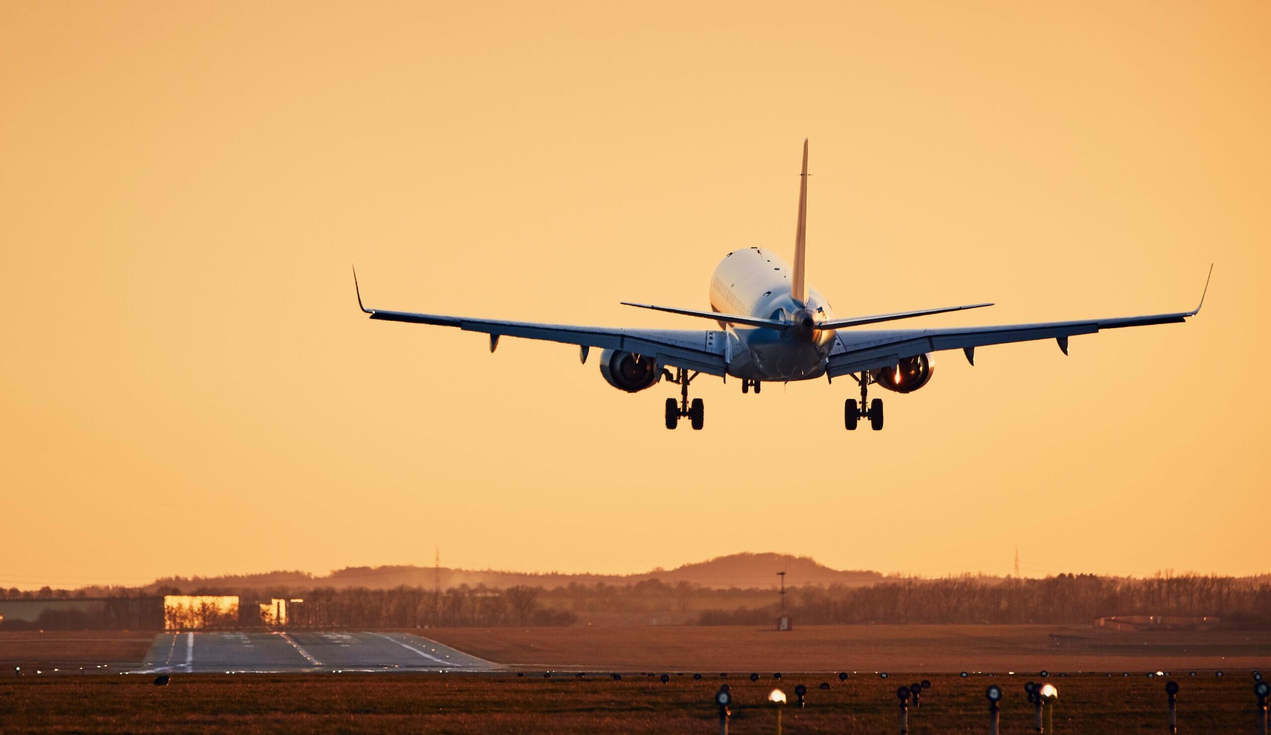 Photo d’un avion en vol soumis à la taxe carbone aviation