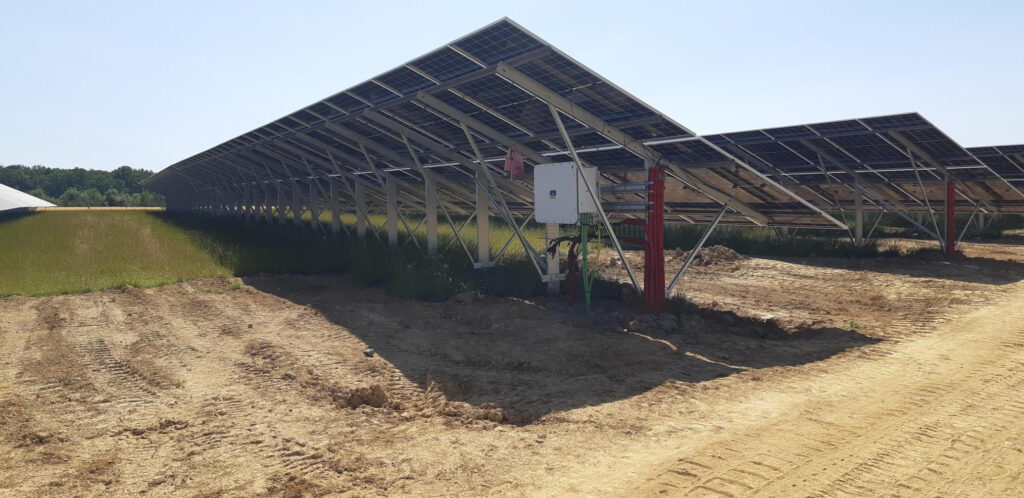onduleur sous les panneaux solaires du projet d'agrivoltaïsme à Florennes