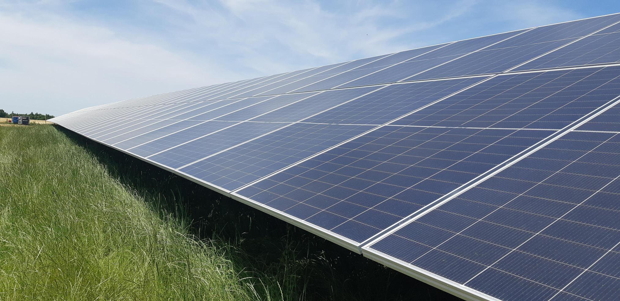 Champs de panneaux solaires bifaciaux pour un projet d'agrivoltaïsme sur le site des Calcaires de Florennes