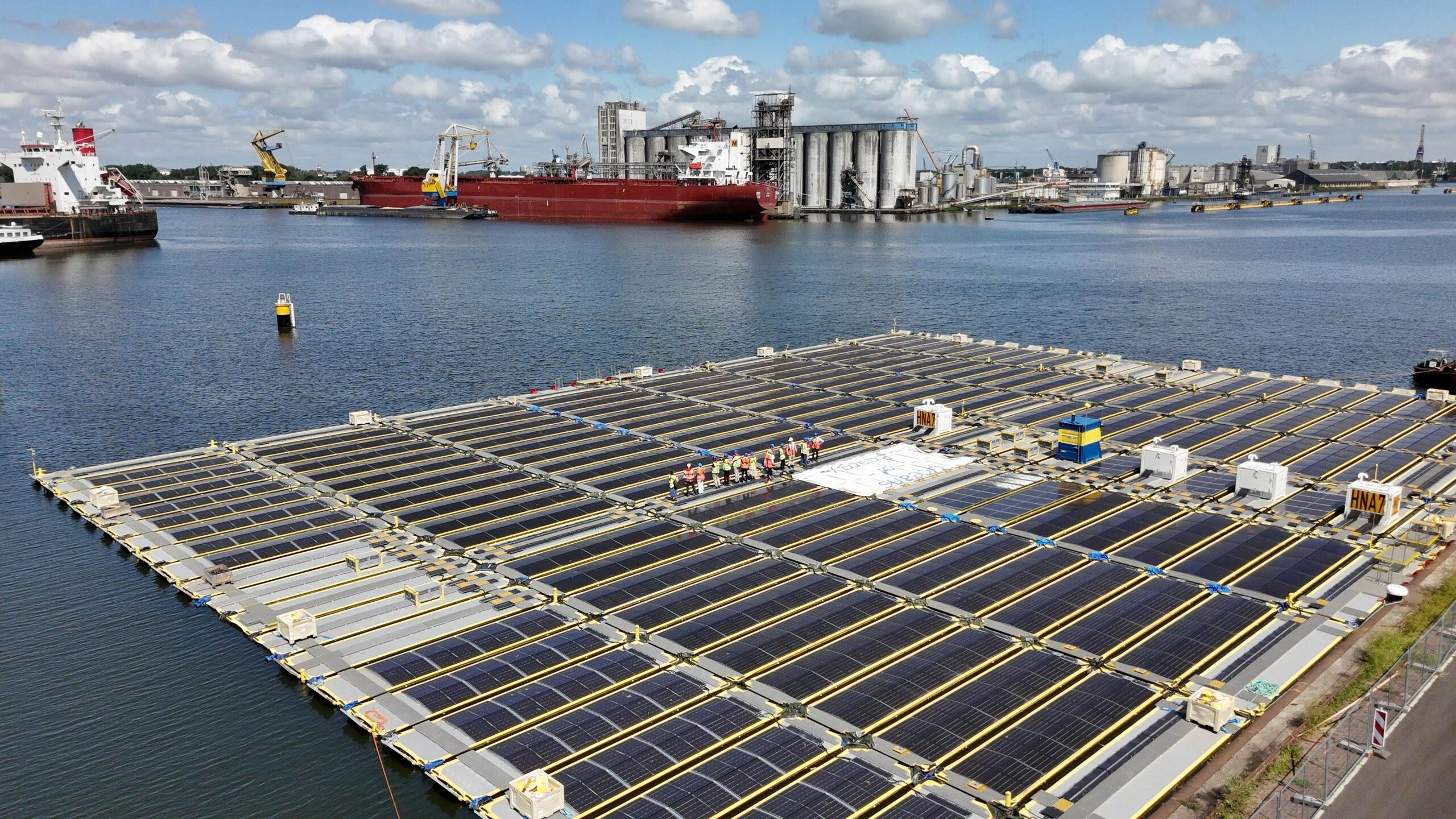 Le parc solaire flottant Nymphaea Aurora