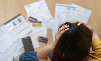 une personne veut comprendre sa facture d'électricité