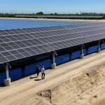 panneaux solaires sous forme de auvents solaires sur un canal d'irrigation en Californie