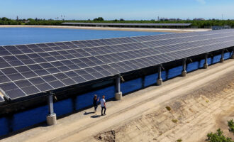 panneaux solaires sous forme de auvents solaires sur un canal d'irrigation en Californie