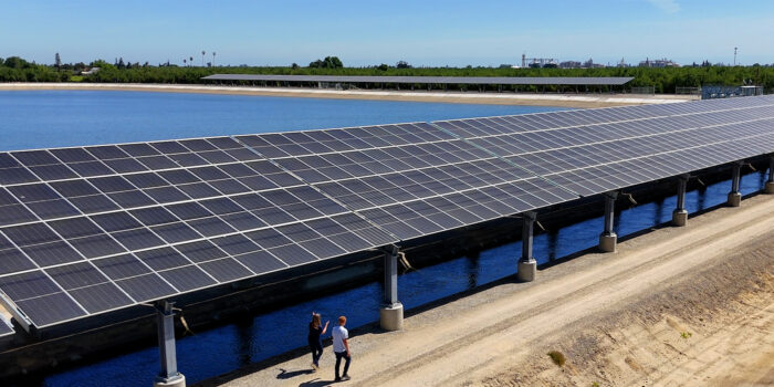 panneaux solaires sous forme de auvents solaires sur un canal d'irrigation en Californie