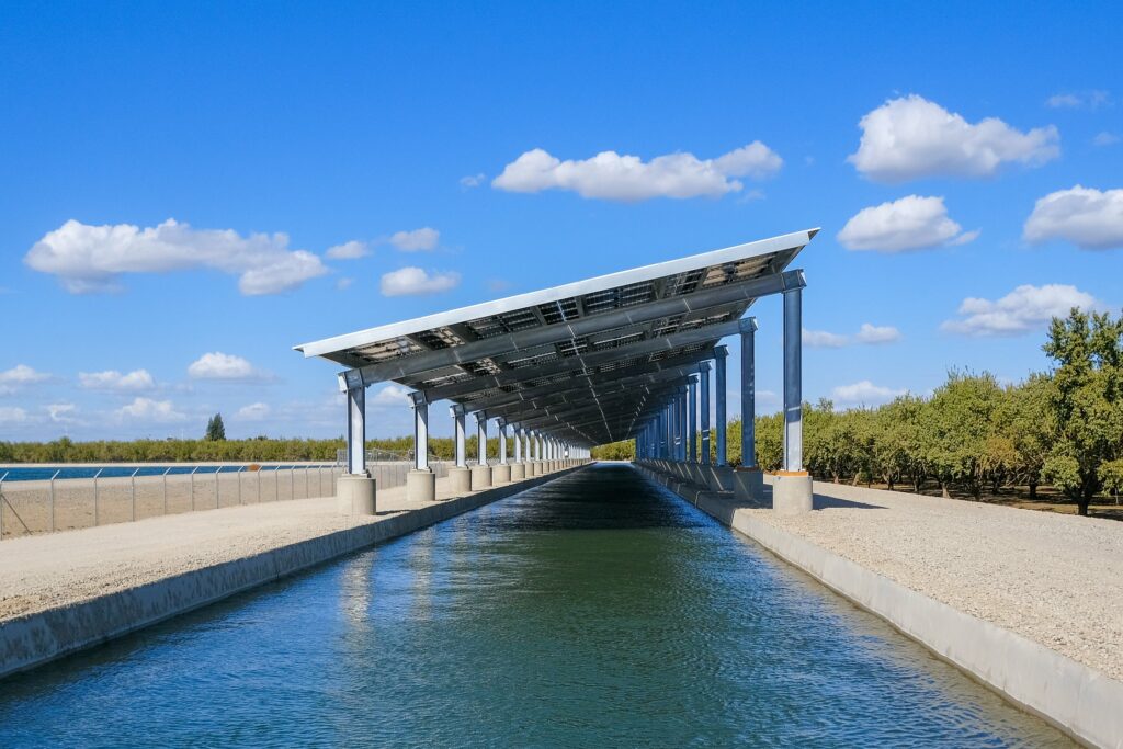 Auvent de panneaux solaires recouvrant une portion d'un canal d'irrigation en Californie