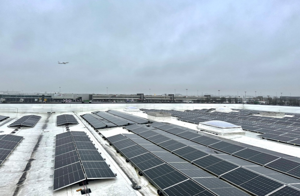 Parc de panneaux photovoltaïques dans un aéroport pouvant provoquer un éblouissement.